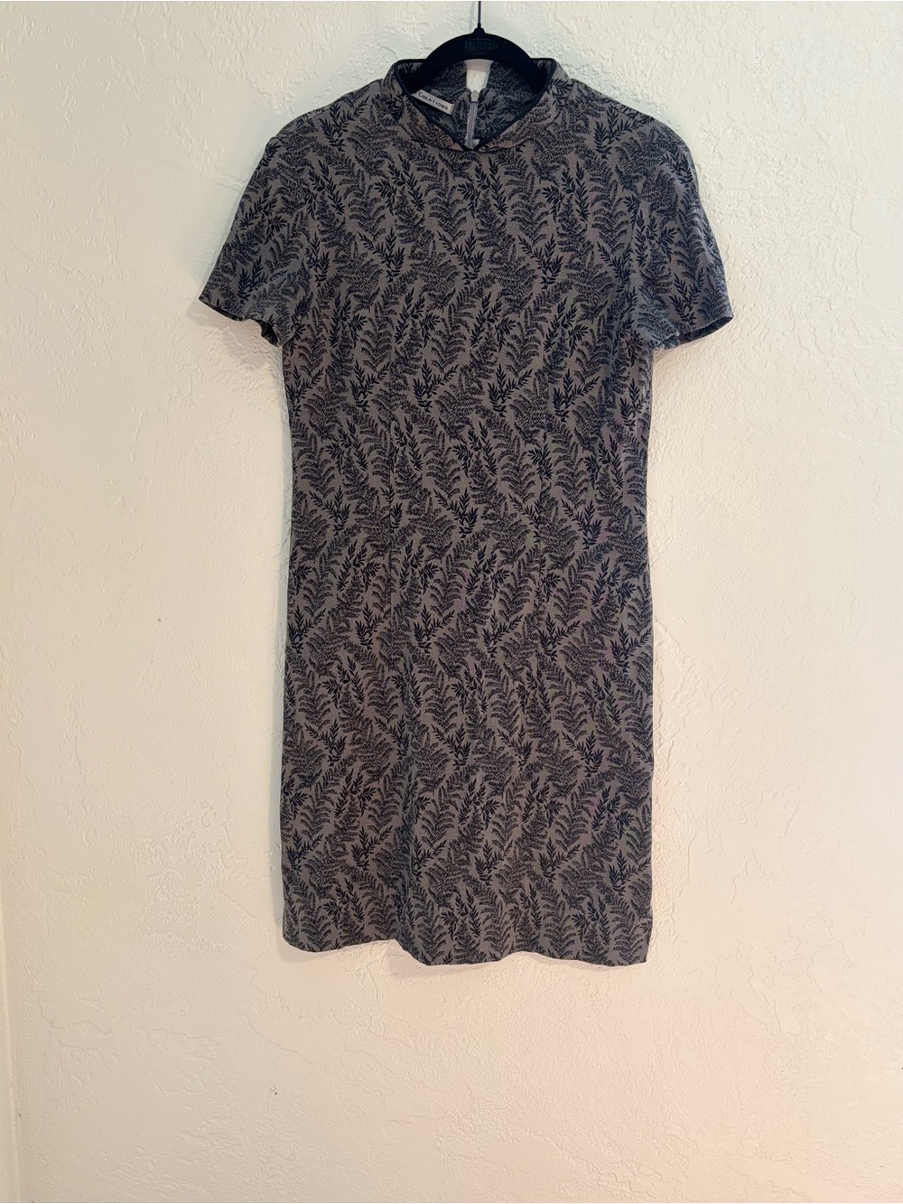 Short Sleeve Leaf-Print Dress in Charcoal Gray
